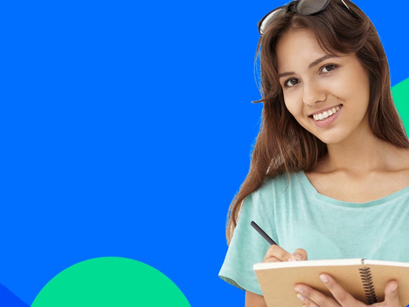 Jovem escrevendo 100 verbos em inglês em seu caderno de estudos.