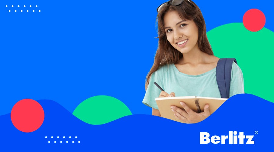 Jovem escrevendo 100 verbos em inglês em seu caderno de estudos.