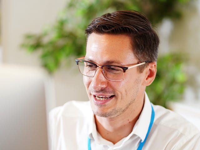 Homem no trabalho vendo algo no computador.