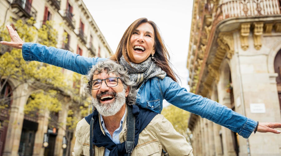 Um casal aproveitando a Espanha depois de aprender espanhol