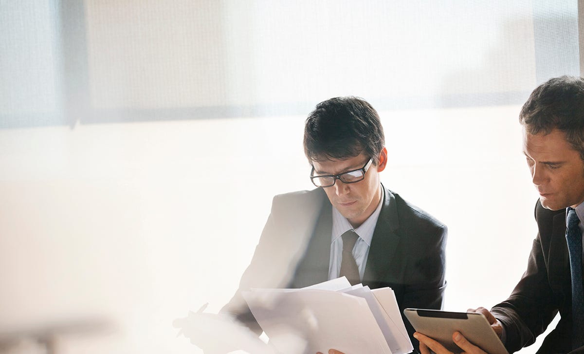 Homens aprendendo sobre a área de finanças.