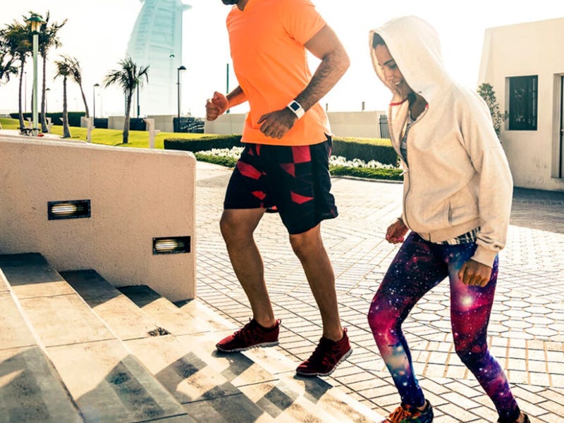 Amigos conversam sobre posturas em espanhol