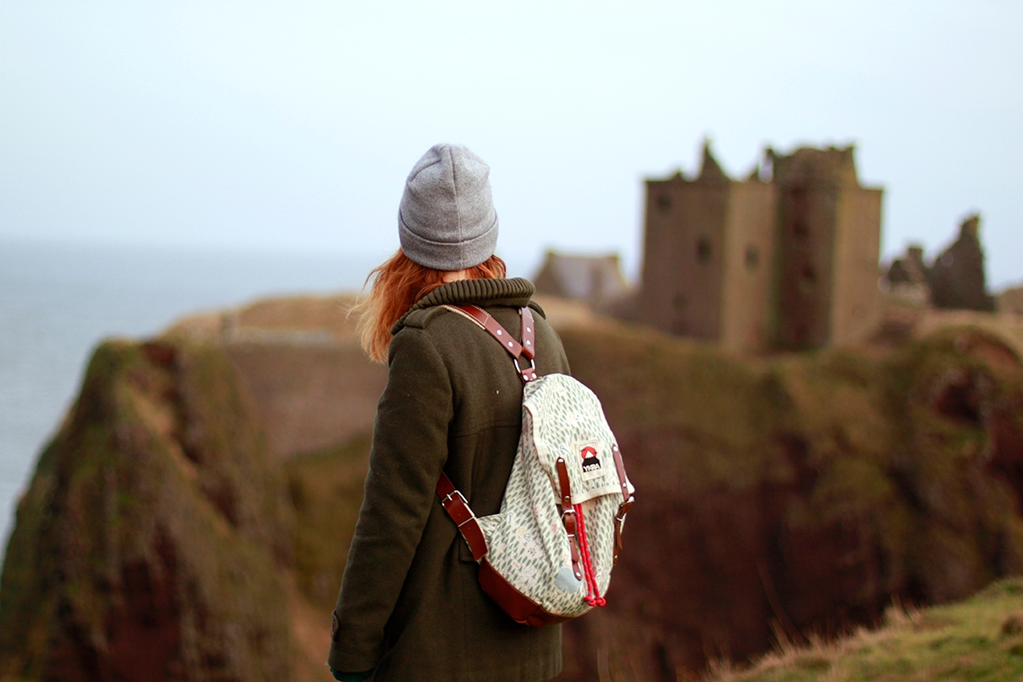 Jovem explorando castelos em vilarejos em seu intercâmbio Inglaterra.