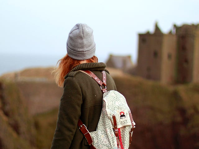 Jovem explorando castelos em vilarejos em seu intercâmbio Inglaterra.