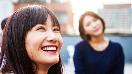 Mulher aproveitando as vantagens de estudar inglês online no Berlitz