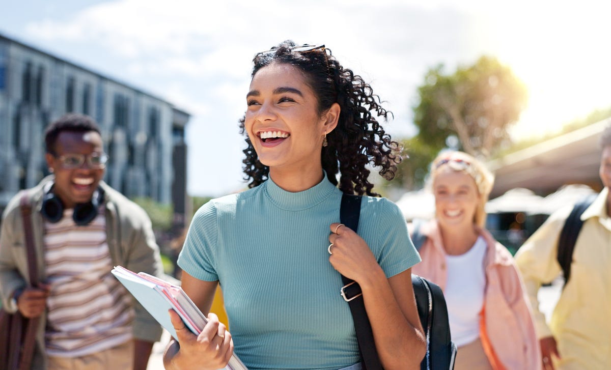 Mulher que está estudando o exterior depois de obter o certificado do toefl