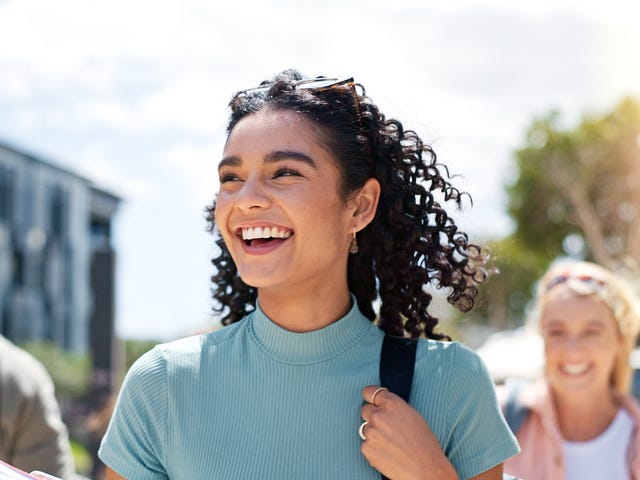 Mulher que está estudando o exterior depois de obter o certificado do toefl