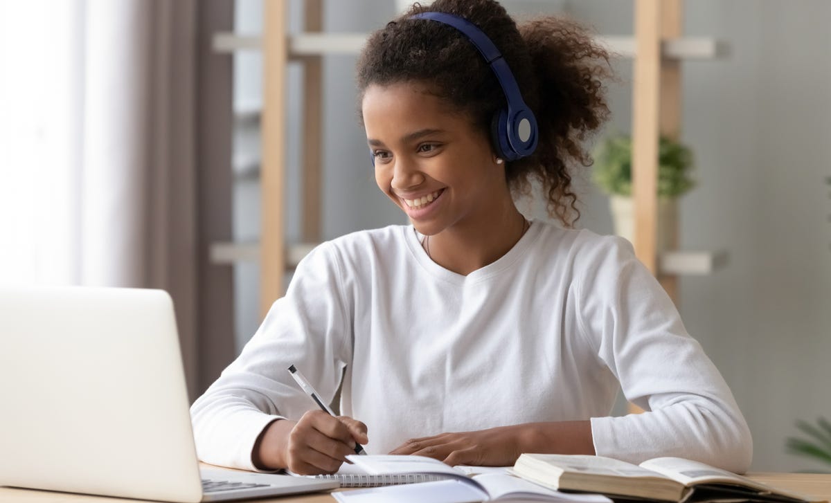 Jovem aprende inglês com curso para adolescentes do Berlitz