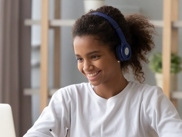 Jovem aprende inglês com curso para adolescentes do Berlitz