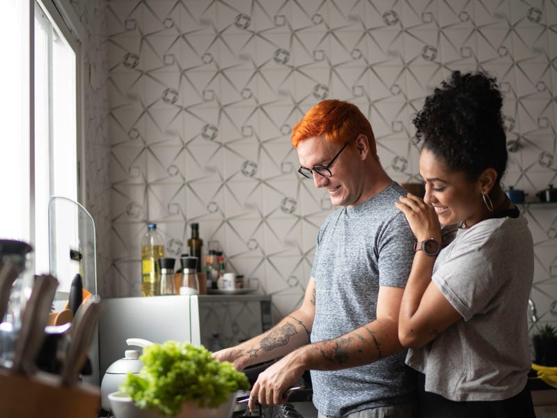 Casal faz as tarefas domésticas em inglês