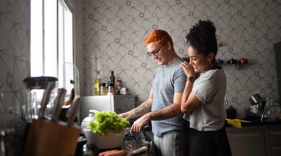 Casal faz as tarefas domésticas em inglês