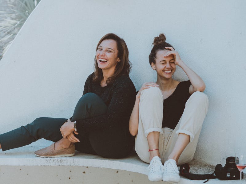 Duas mulheres pedindo desculpas em alemão