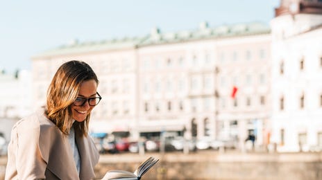 Mulher estuda para teste de inglês online.