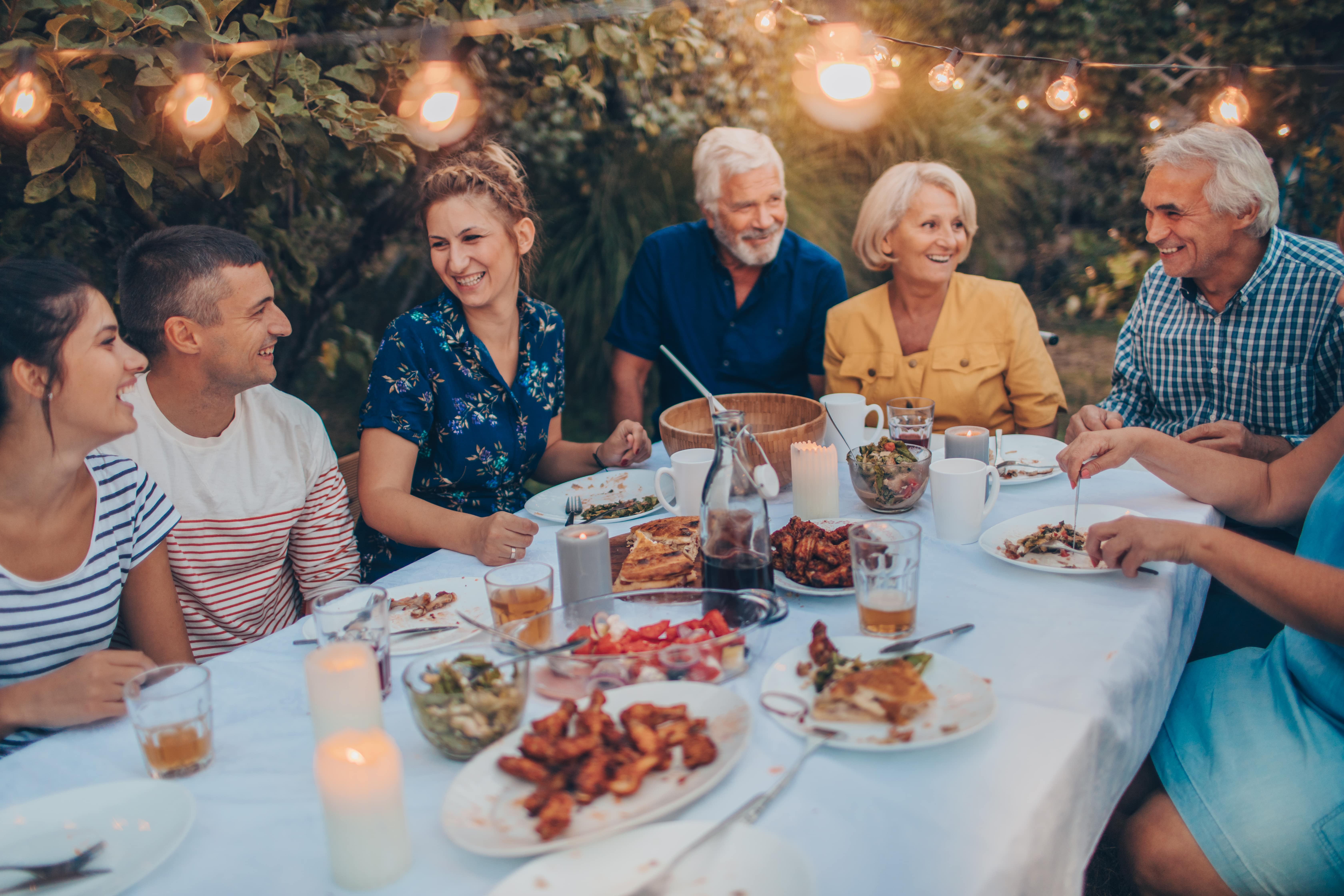 Família reunida em uma mesa para o almoço no jardim para aproveitar um dos feriados italianos.