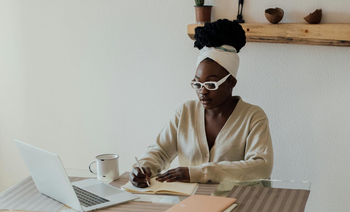 Moça jovem estudando pelo computador após se matricular em um curso de espanhol no RJ.