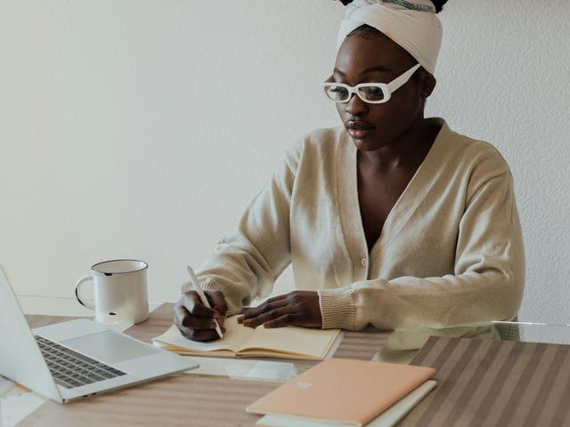 Moça jovem estudando pelo computador após se matricular em um curso de espanhol no RJ.