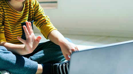 Garota estuda idiomas com programa de idiomas do Berlitz