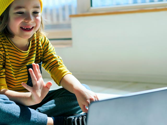 Garota estuda idiomas com programa de idiomas do Berlitz