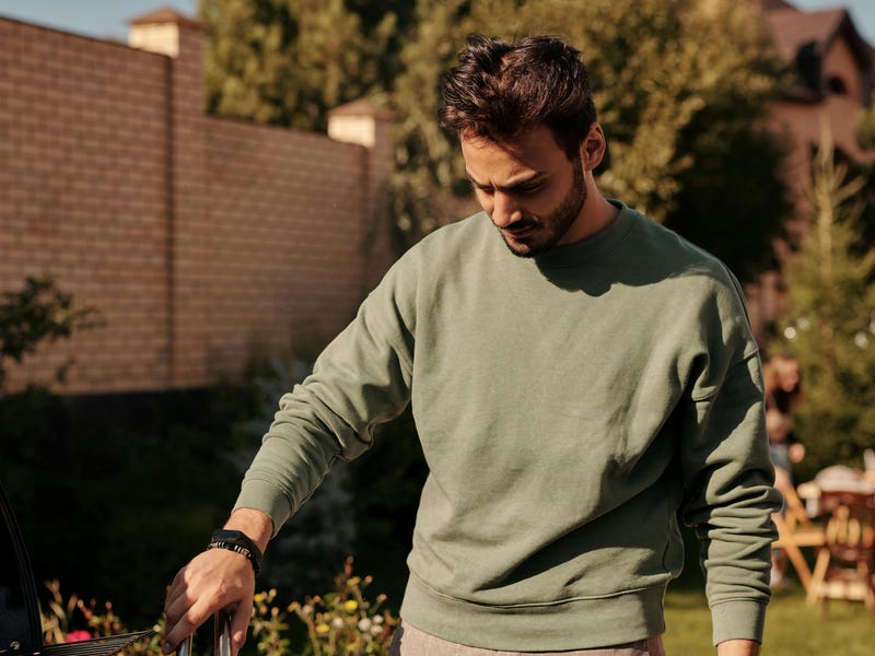 Homem fazendo barbecue, prato típico da culinária americana.