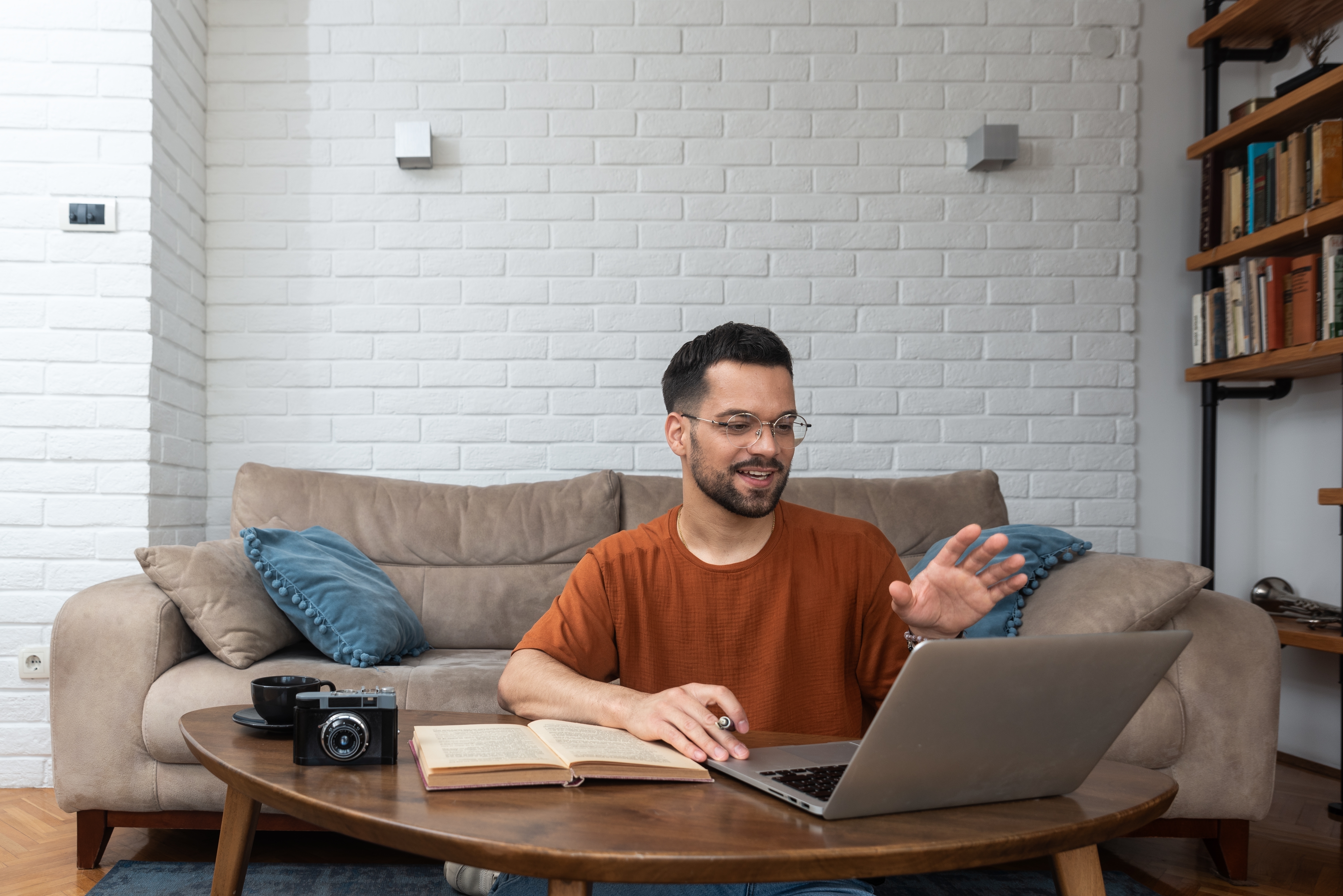 Home aprendendo inglês intensivo em formato de autoestudo