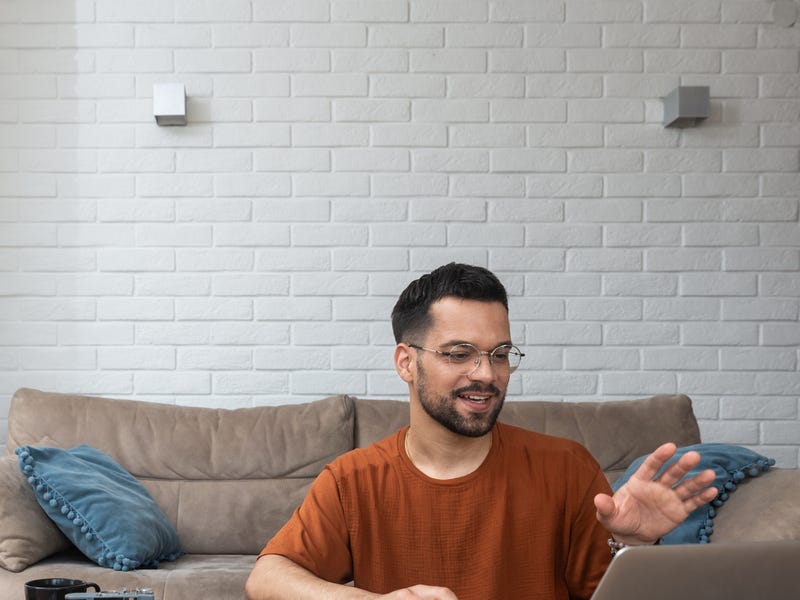 Home aprendendo inglês intensivo em formato de autoestudo