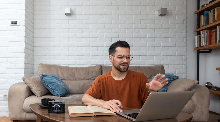 Home aprendendo inglês intensivo em formato de autoestudo