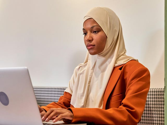 Mulher se preparando para a prova IELTS.