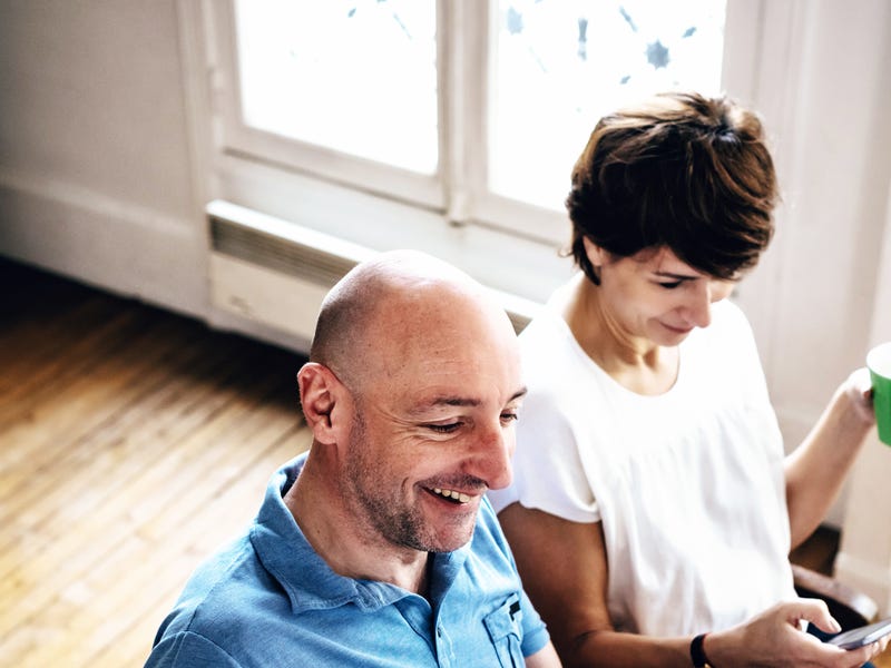 Pessoas fazem perguntas em francês.