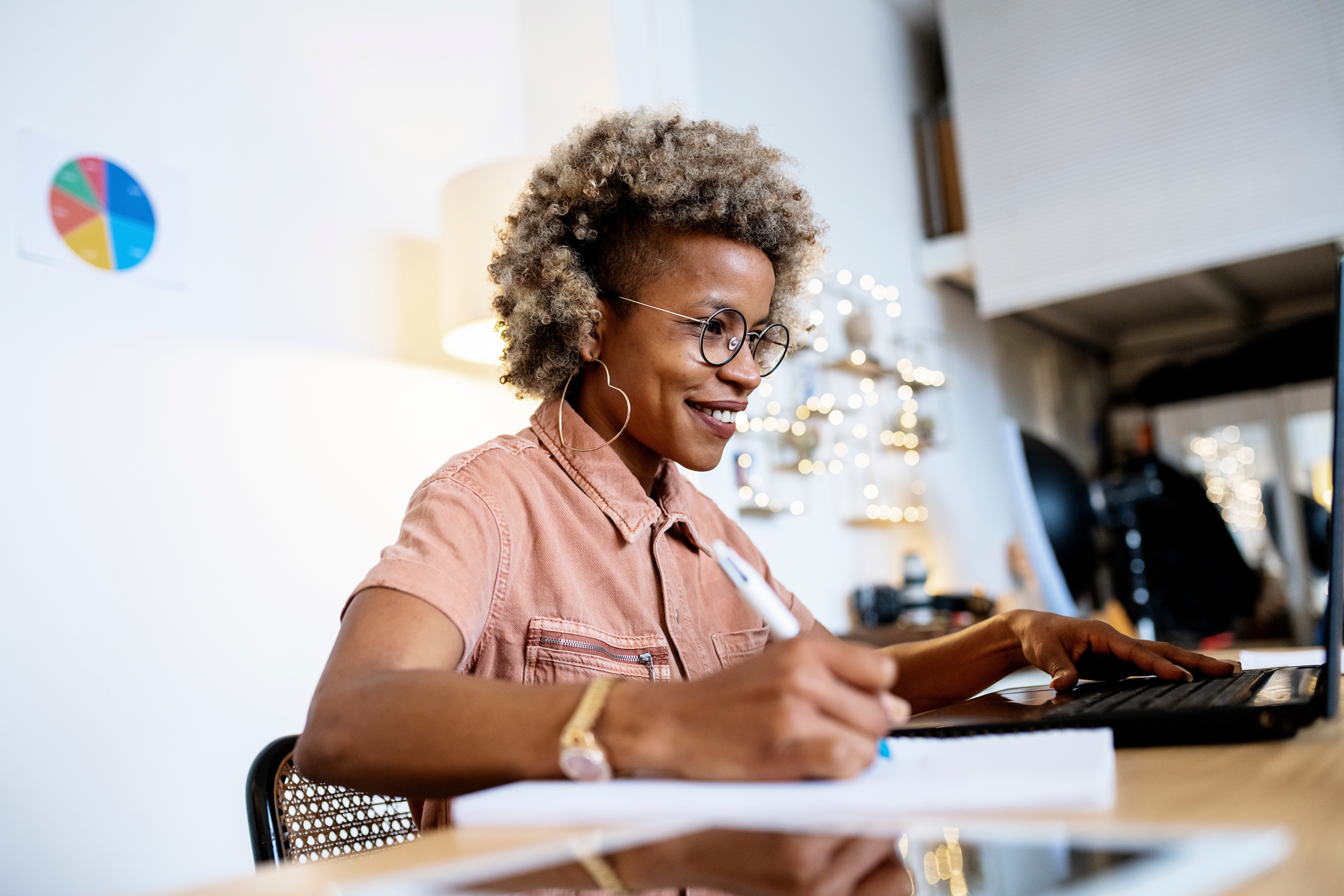 Mulher memorizando palavras em  inglês