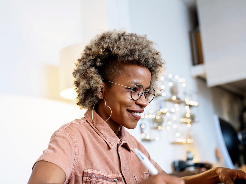 Mulher memorizando palavras em inglês