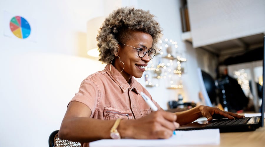 Mulher memorizando palavras em inglês