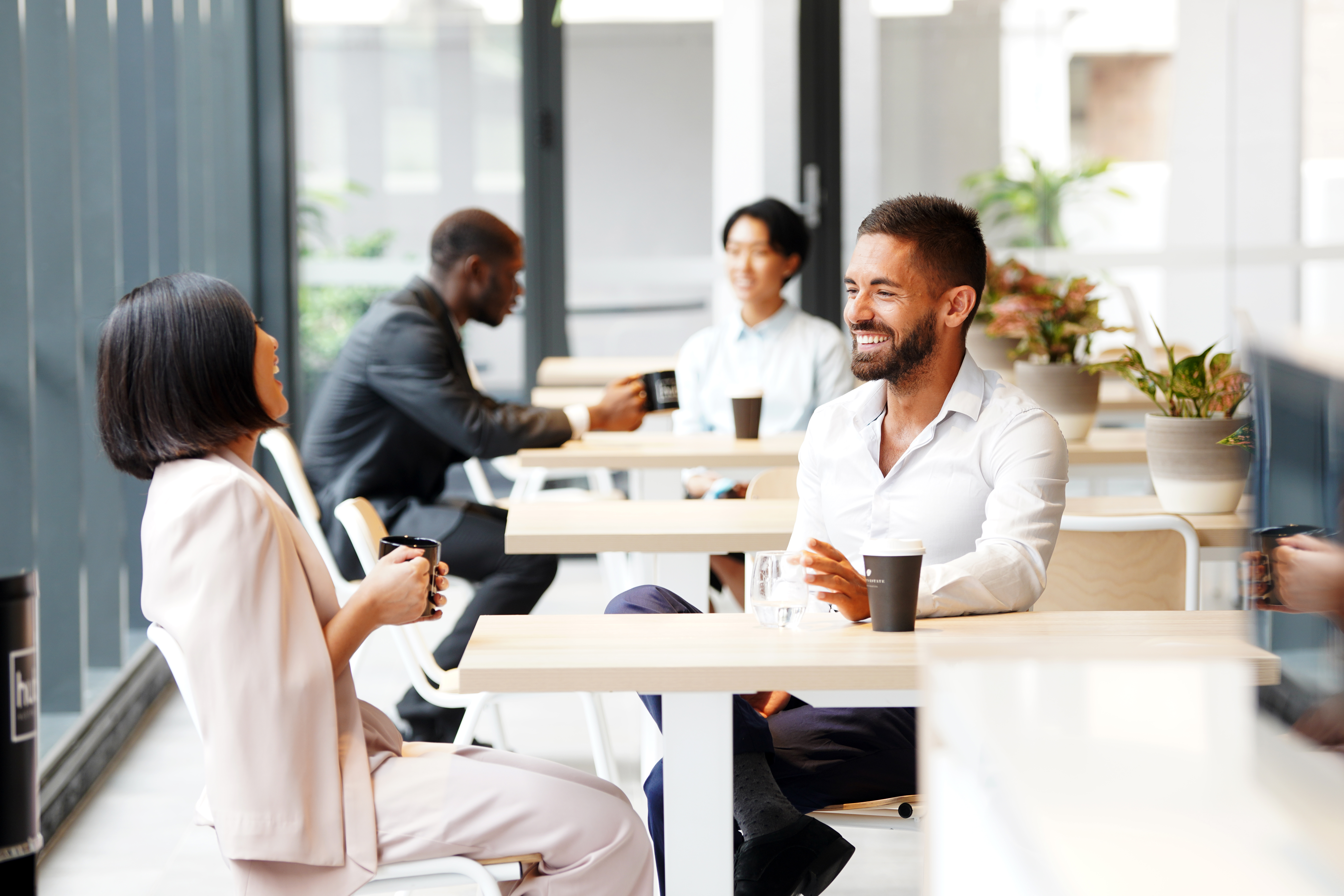 Colegas de trabalho praticam em conversa informal o idioma que estudam no Berlitz