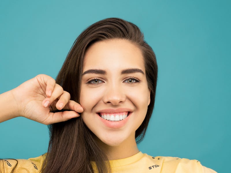 mulher explicando as partes do corpo em espanhol