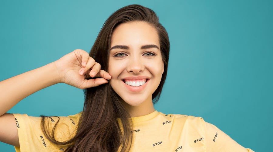 mulher explicando as partes do corpo em espanhol