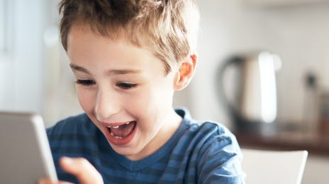 Garoto aprende inglês com o Berlitz para se tornar bilíngue