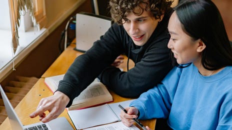 Dois amigos estudando coreano pelo Berlitz no Rio.