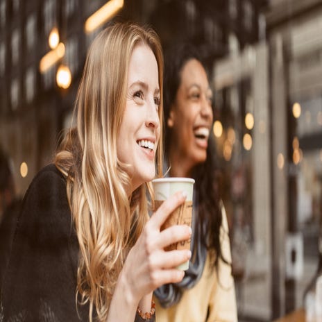 Jovens conversam em café sobre felicidade em alemão