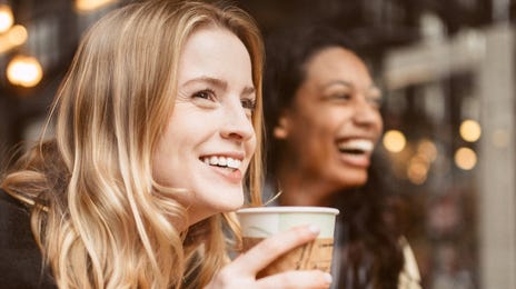 Jovens conversam em café sobre felicidade em alemão