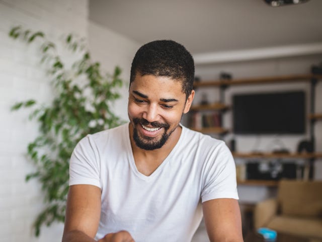 Homem aproveita curso de imersão em inglês online sem sair de casa no Berlitz