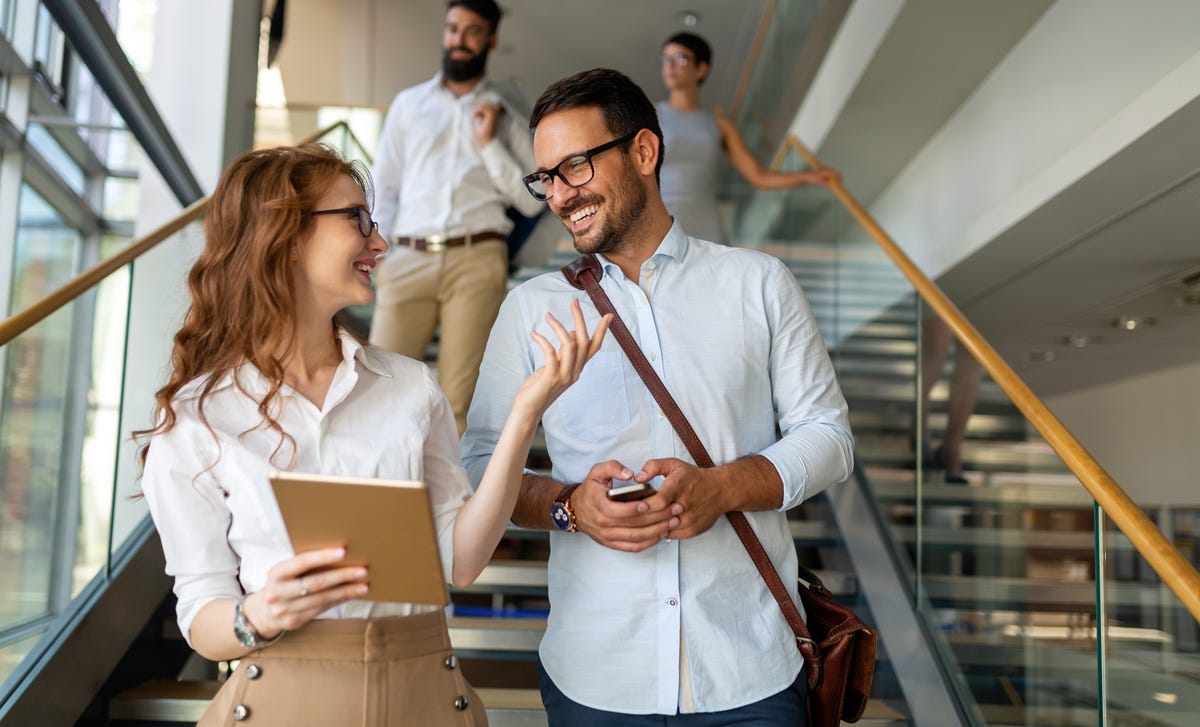 um casal de estudantes indo juntos estudar no exterior