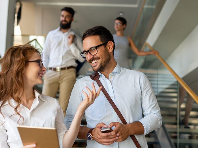 um casal de estudantes indo juntos estudar no exterior