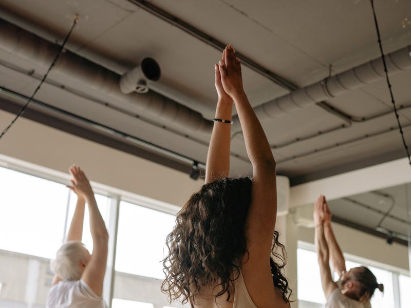 Pessoas em estúdio de yoga aprendem as partes do corpo em francês