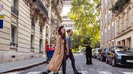 Jovens viajam a Paris para aprender francês para iniciantes
