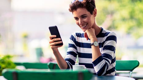 Jovem estuda com aulas de inglês para iniciantes.