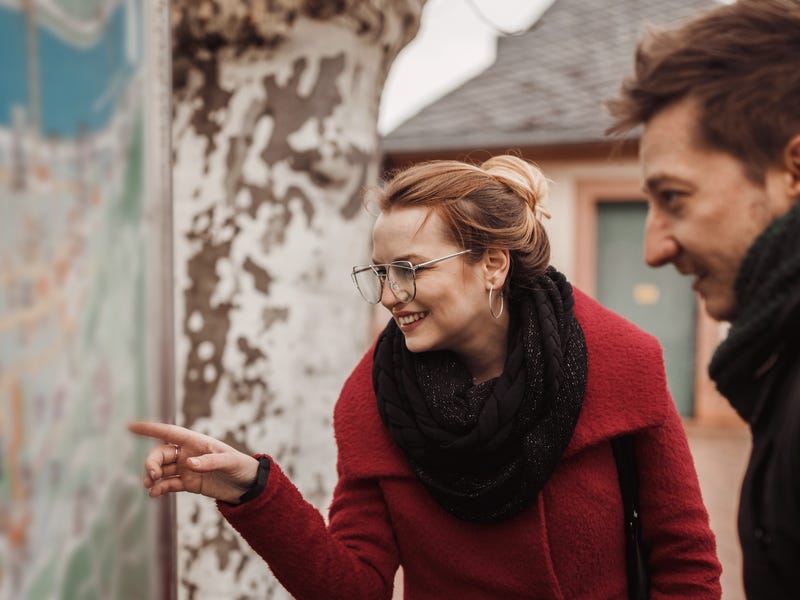 Amigos procuram junto o banheiro em italiano