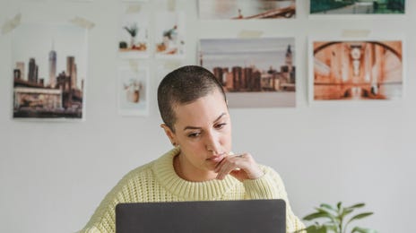 Mulher estuda no Berlitz com auxílio de inteligência artificial na educação.