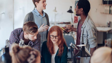 Mulher aprendendo no curso de tcheco online.