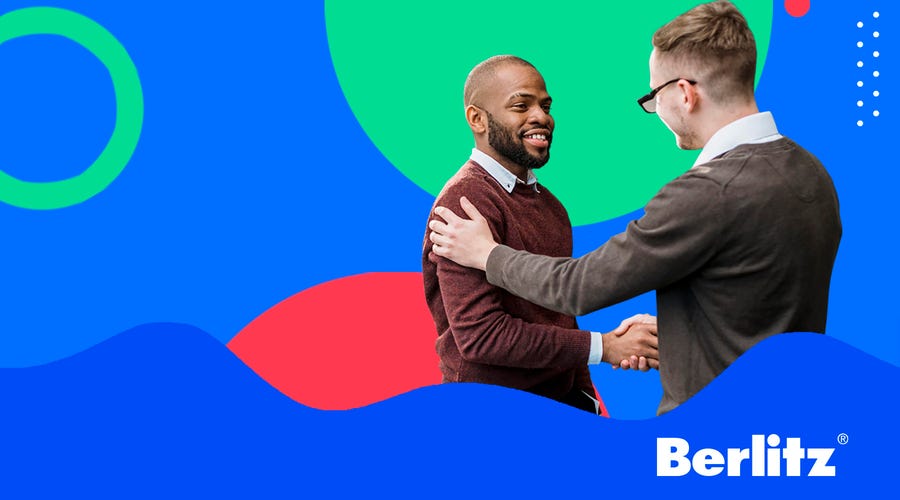 Professor ensinando seu aluno como se apresentar em inglês em diversas situações.