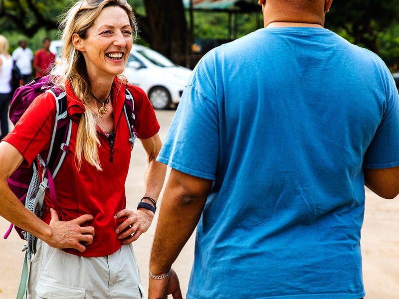 Mulher viajante sabe como se apresentar em francês e conhece homem.