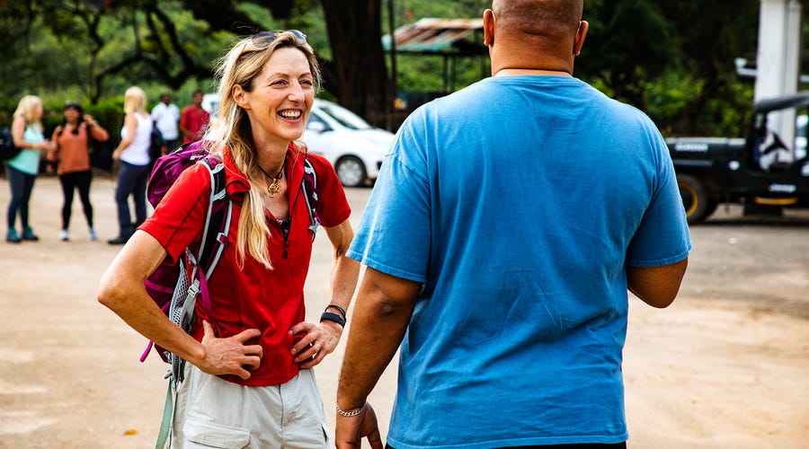 Mulher viajante sabe como se apresentar em francês e conhece homem.